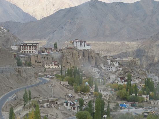 Immer wieder verändert sich die Landschaft, Gompas, tibetische Kloster tauchen auf...