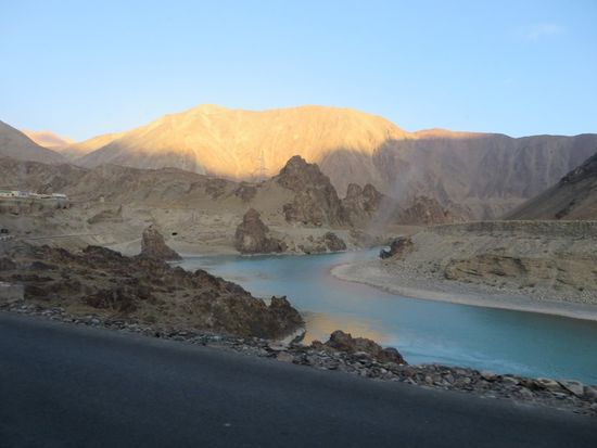 ...es wird abend.
Die letzte Stunde fuhren wir dann im Dunkeln, wobei der Inder nur wenn es nicht anders geht das Licht einschaltet. Ankunft in Leh ca. 20 Uhr. 
Diese Fahrt zählt unbedingt zu den Highlights unserer diesjährigen Reise. Aber ACHTUNG: Das ist nichts für ängstliche Naturen und schwache Nerven. Ich werde diese Fahrt nie vergessen.