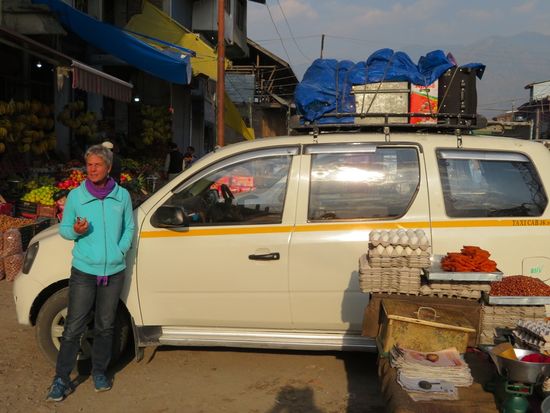 Kurz nach der Abfahrt von Srinagar um 7:00 erstmal Frühstückspause. Unser Jeep ganz ordentlich...