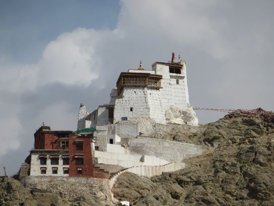 1. Tag: Stadtbesichtigung und Umgebung. Die Stadt wird, überall sichtbar, überragt vom Namgyal Tsemo Gompa, das wir an diesem Tag noch besteigen werden!!! In Leh und Umgebung gibt es viele Tibetische Flüchtlinge und reichlich tibetische Klöster (Gompas).