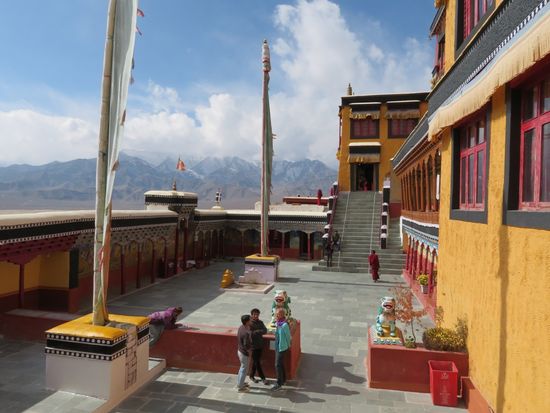 70 Mönche leben in der Klosteranlage, die sich über 12 Stufen oder Terrassen den Hügel hinauf erstreckt.