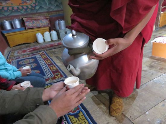 Auch wir werden wir zum Tee eingeladen. Wie wir vermuten eine Art Buttertee!!!