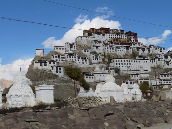 Thiksey Monastery, die wohl eindruckvollste Anlage in diesem Teil des Industals, etwa 18 km entfernt von Leh in fast 3300 m Höhe auf einem Hügel gelegen. Eine bereits um 1440 erbaute Gelbmützen-Gompa,