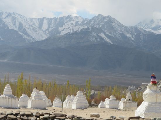 ...mit gigantischem Ausblick auf die Umgebung von Leh...