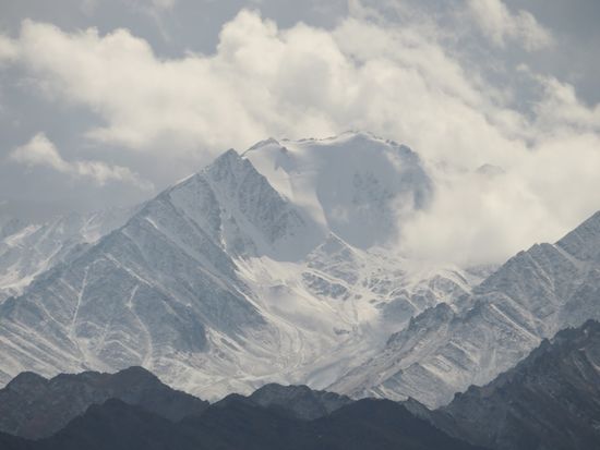 .. und auf die Gletscher rund um Leh. Diese 6.000sender sind laut Sajjad das ganze Jahr schneebedeckt.