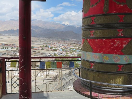 Gebetsmühle im Spituk Monastery, 13 km westlich von Leh. Spituk ist eines der drei ältesten Klöster in Ladakh. Auf drei Seiten ist der Klosterhügel von weitflächigen Armeeanlagen eingekreist und in Sichtweite liegt auch der Flughafen