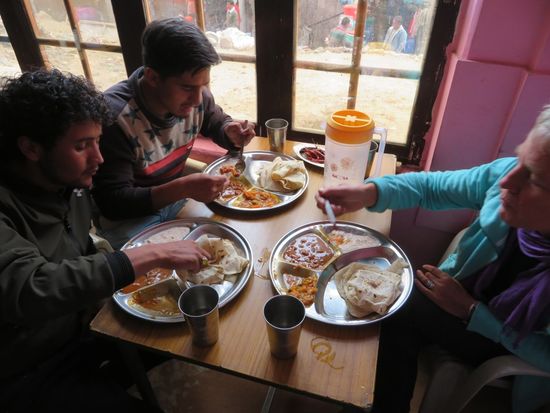 Mittags mit Sajjad und seinem Vetter in einer sehr einheimischen Bude zum Mittagsthali. Ausgesprochen lecker. Die Jungs lassen reichlich nachlegen, Erich und ich teilen uns ein Thali.