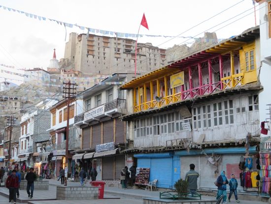 Die Fußgängerzone von Leh. Einkaufen ist angesagt.