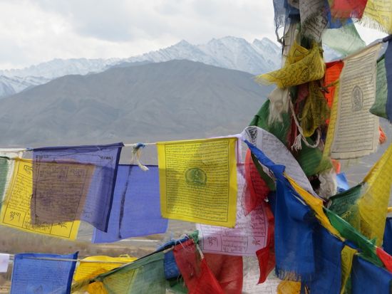 Bei allen tibetischen Gompas flattern diese herrlich bunten Gebetsfahnen.