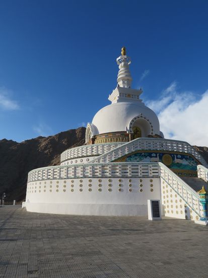 Abends noch zur Shanti Stupa mit einer weiten Sicht über Leh. Die buddhistische Stupa gilt als  "most famous tourist attraction" in Leh und ist auch von überall zu sehen.