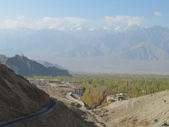 Von Leh (3500 m Meereshöhe) windet sich die zunächst größtenteils asphaltierte Straße 39 Kilometer lang zum Kardung-Pass, der das Industal mit dem vom Shyok durchflossenen Nubra-Tal verbindet.