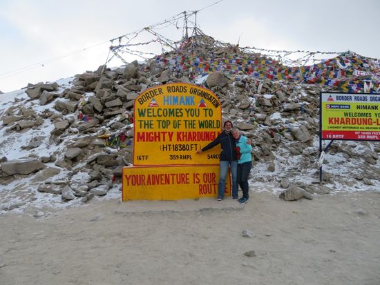 Die Schilder auf dem Khardung La sowie Karten geben die Passhöhe mit 5602 m an. Unabhängige Messungen mit GPS zeigen indes an, dass die wahre Passhöhe bei etwa 5359 m liegt...