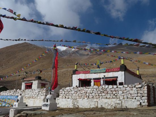 Einfache Häuser unter stahlblauem Himmel.