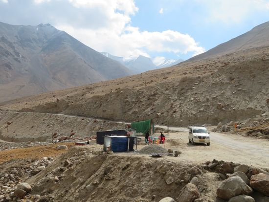 Pause zum Frühstückskaffee. Ich erlebe die einfachste Toilette unserer gesamten Reise: Ein Loch in der Erde, durch Wellblech abgetrennt!!! Wenn Frau muß, geht auch das!!! Sajjad's bequemer Jeep scheint größer als die Frühstücksbude.