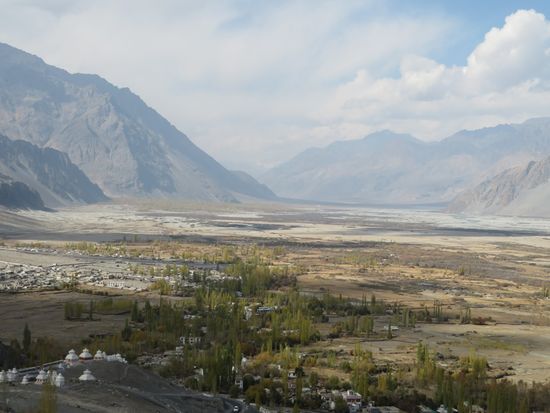 Am Ziel: das Nubra-Tal. Die weite Tal-Landschaft ist häufig mit Sanddorn bewachsen. Die Bevölkerung besteht aus Ladakhern.