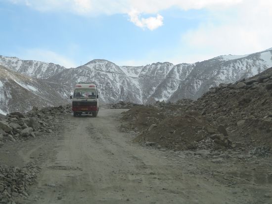 Gerade vor dem Dunkelwerden kommen wir zurück nach Leh. Zweifellos die beste Tour. UNBEDINGTES MUSS.