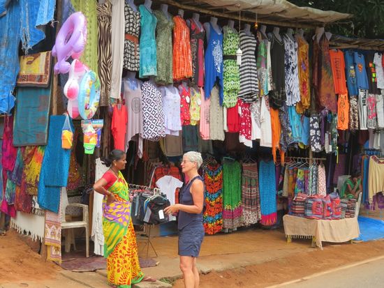 Erste Shopping-Verhandlungen: Man kennt Hillos Schwester (diesmal heißt sie Sonja) aus Deutschland ???