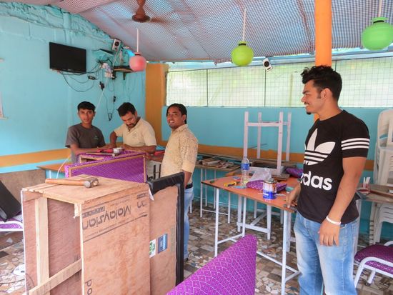 ... aber es wird auch gerne zur Dinnerzeit noch gewerkelt. Der Kunde stört da wenig. Neue Bänke mit indischen Stoffen. Wir sind da etwas skeptisch, ob die korpulenteren Gäste auf den neuen, schmalen Bänken noch Platz haben.