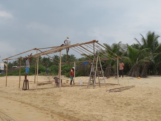 Überall wird gebaut und gewerkelt, damit man zur Saison (Nov. – Feb.) wieder die kleinen Geschäfte mit den Touristen machen kann - und die „richtigen“ Geschäfte mit den R-Touristen, die dann aus dem Putin-Land zu Tausenden einfliegen. Die R-Touristen haben übrigens im allgemeinen kein Problem damit, sich bei einem Restaurant auf eine oder auch alle Sonnenliegen zu legen - incl. der gesamten Familie natürlich - und die reichlichen, eher alkoholischen Getränke dann im Supermarkt nebenan zu kaufen. Fragt man die indischen Kellner danach, zucken die nur mit der Schulter bzw.  wackeln mit dem Kopf bedenklich hin und her. Sagen aber nix.