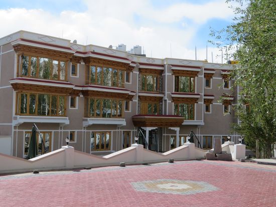 Dieses Hotel (Hotel Sangaylay Palace) liegt hinter unserem.