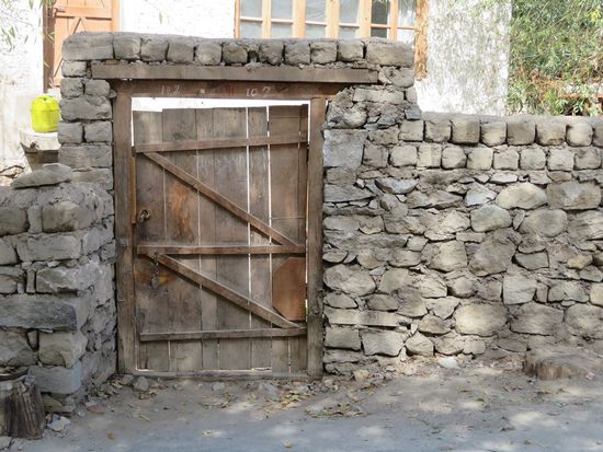 Alte Häuser. Auf der Fort Road viele kleine und große Hotels, Guesthäuser, Unterkünfte.