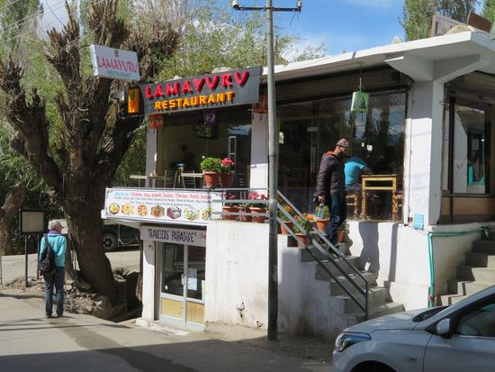 Abends essen wir im LAMAYURU Restaurant. Viel Auswahl. Nette Jungs, die bedienen.