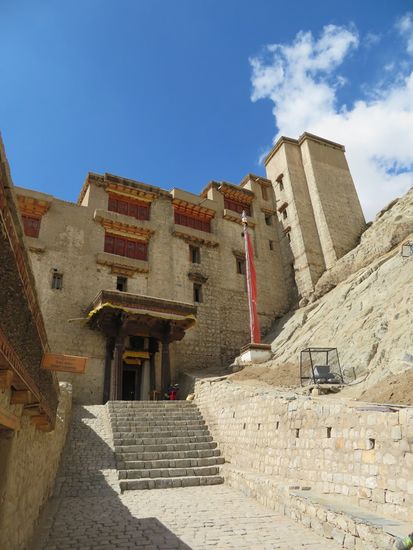 Der Aufstieg zahlt sich aus. Von hier ist ein wunderbarer Blick über Leh zu "erhaschen" und auch das Panorama ist für jedes Foto gut. Die Begehung im Palast kann man sich leider ersparen. Nur leere, zum Teil schon in die Jahre gekommene Räume, welche eher nichts sagend sind.