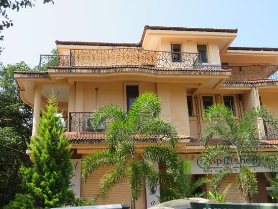 Hier wohnen wir im 1. Stock (unten ist ein Einkaufsladen und ein Cafe) ...