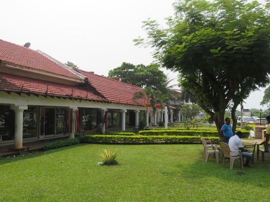 Am Mobor Beach gibt es einige Luxus-Hotels mit der entsprechenden Infrastruktur drumherum.