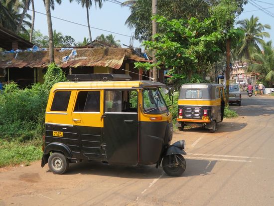 ... gegenüber der Tuk-Tuk-Stand ...