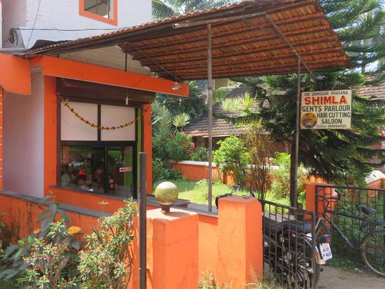 Mein Barber (1 Euro für Komplettrasur incl. Bart und Massage). Beim erstenmal fragte man mich, "You shave yourself???" Seitdem nicht mehr.