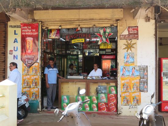Na ja, und Mr. Zulu in seinem Bottle-Shop. Mr. Zulu fährt einen dicken SUV und zählt abends genauso dicke Bündel mit hohen Scheinen. Jedesmal winkt er uns zu. Sind wir wirklich so gute Kunden ???