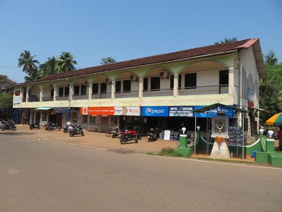 Das ist die Hauptkreuzung in Benaulim, Maria Hall mit dem "Tanzlokal" oben und der Bank ...