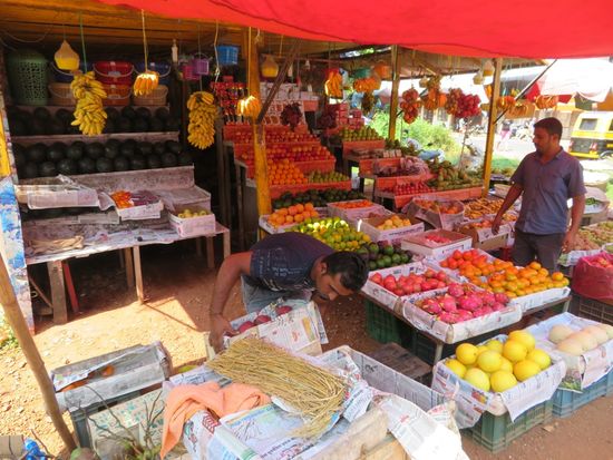 ... und der Obststand (Obst ist merkwürdigerweise relativ teuer).