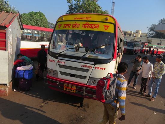 Unser Bus. Wir werden auf die hintersten Sitze geschoben. War ok.