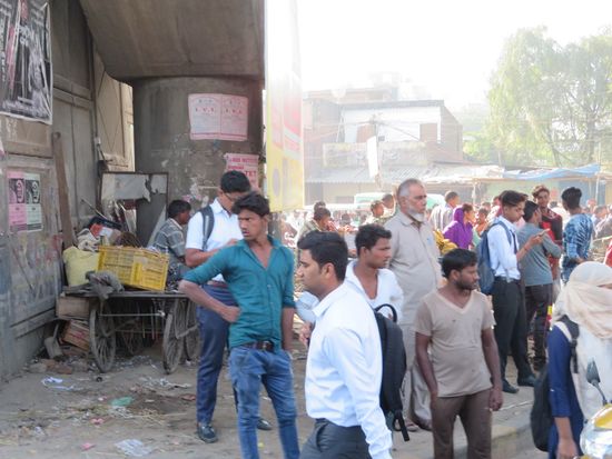 ... viele Männer, die auf WAS ? warten.