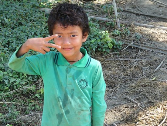 ... und immer wieder Kinder, die uns ein helles, freundliches NAMASTEEE (das E hinten wird möglichst lang gezogen) entgegen schmettern und in jedem Fall fotografiert werden wollen ...