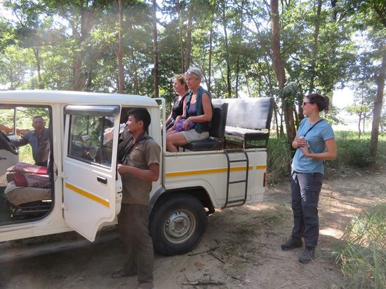 ... in unserem luftigen Jeep. Mit dabei: ein junges Paar (Ilse und Florian) und Ivonne aus den Niederlanden und natürlich unser Guide.
