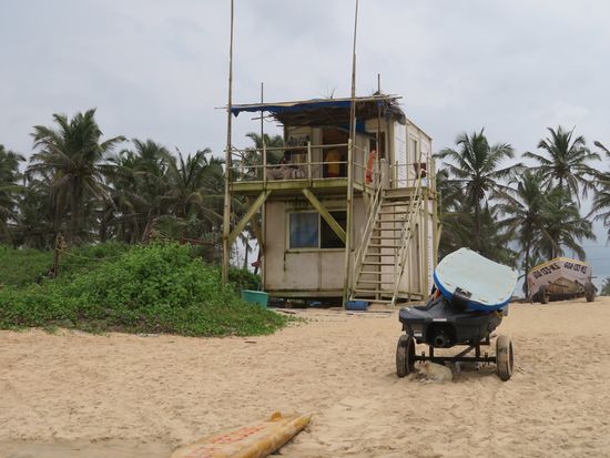 Die Lifeguards wachen über den Strand. Alle 500m sind rote Flaggen - NO SWIM - aufgestellt und die "roten Jungs" der Lifeguard (können die eigentlich schwimmen?) pfeifen akribisch jeden Inder, der nur mit den Füßen ins Meer geht, zurück. Touristen dürfen schon mal bis zum Bauch rein - aber nur unter Aufsicht.