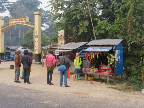 7:00 Uhr. Es ist kalt. Wir warten am Ambassa Gate auf den Bus.