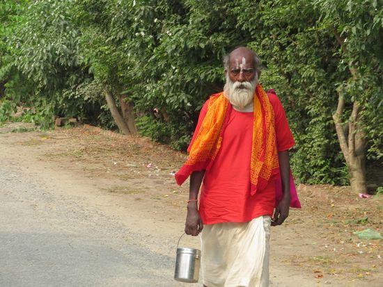 Auf dem riesigen Gelände (wo man sich tagelang aufhalten kann) treffen wir alte, gläubige Menschen ...