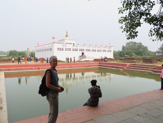 Mayadevi-Tempel und (hinten links) Ashoka-Säule.
Maya, die Mutter Buddhas, soll ihren Sohn auf einer Reise zu ihren Eltern – im Stehen und sich mit den Händen in den Zweigen eines Baumes festhaltend – auf einem Stein geboren haben. Der Stein ist zu besichtigen und liegt im Zentrum des Tempels (Fotos nicht erlaubt).