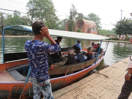 Mit einer kleinen Bootsfahrt geht es ...