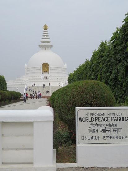 ... weiter zur World Peace Pagoda. Die Friedenspagode ist ein buddhistischer Stupa und soll dazu beitragen, dass alle Menschen gemeinschaftlich nach Frieden auf der Welt streben – ungeachtet ihrer Herkunft und Glaubensrichtung. Die ersten Friedenspagoden wurden als Symbole für den Frieden in den japanischen Städten Hiroshima und Nagasaki gebaut.