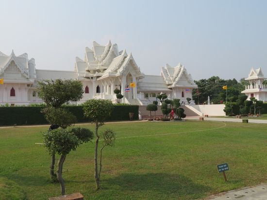 Auf dem Gelände des Friedensparks von Lumbini stehen zahlreiche Pagoden und Tempel verschiedener buddhistischer Länder Asiens. Hier der Tempel Thailands ...