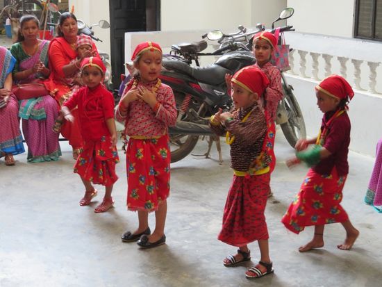 Zurück im Hotel findet gerade die Tanzstunde der Montessori-Schule statt ...