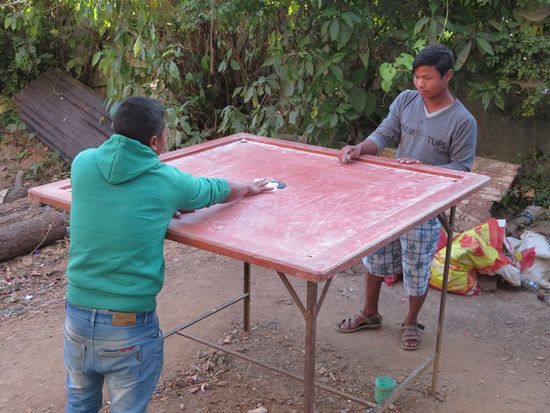 ... und gespielt. Eine Art Lochbillard mit Scheiben.