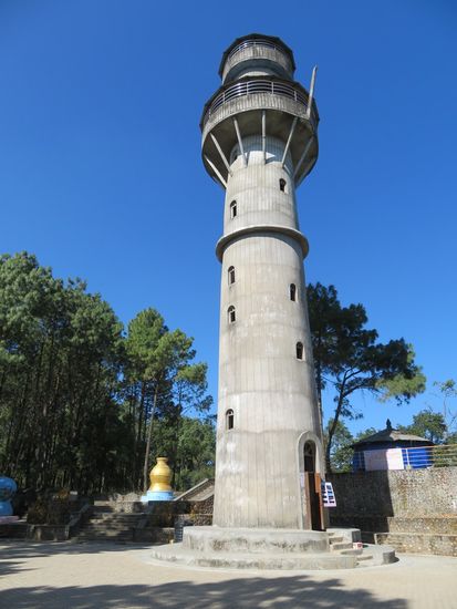 Über dem Dorf kann man zum Shreenagar Hill wandern. Oben steht auf 1.494 m  ein View Tower, von dem man - bei klarem Wetter - einen guten Blick auf den Himalaya mit drei 8000ern hat, den Dhaulagiri mit 8.167m (links), den Annapurna I mit 8.091m (mitte) und den Manaslu mit 8.156 m (rechts). Die kleinen 7.000er Annapurna II, III, IV sind ebenfalls zu sehen.