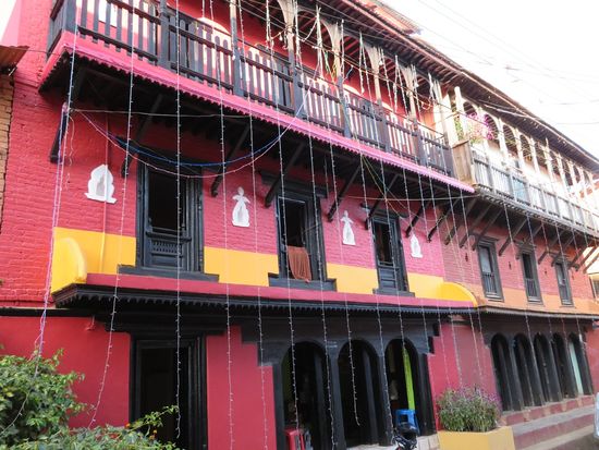 Wesentliches sind die Lichter: kleine Öl-Lampen – in Reihen an Fenster oder Eingänge gestellt – und elektrische Lichterketten, die die Wohnhäuser, Geschäfte und Straßen erleuchten. Die Lichter zeigen den Geistern der Toten den Weg in das Land der Seligkeit.