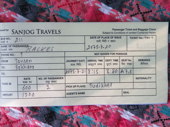 Wir kaufen ein Ticket (600 NPR pp) für den Bus um 8:30 Uhr, der fährt aber erst am 20.07.2075 ???